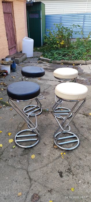 Барні стільці б/в доброму станi.