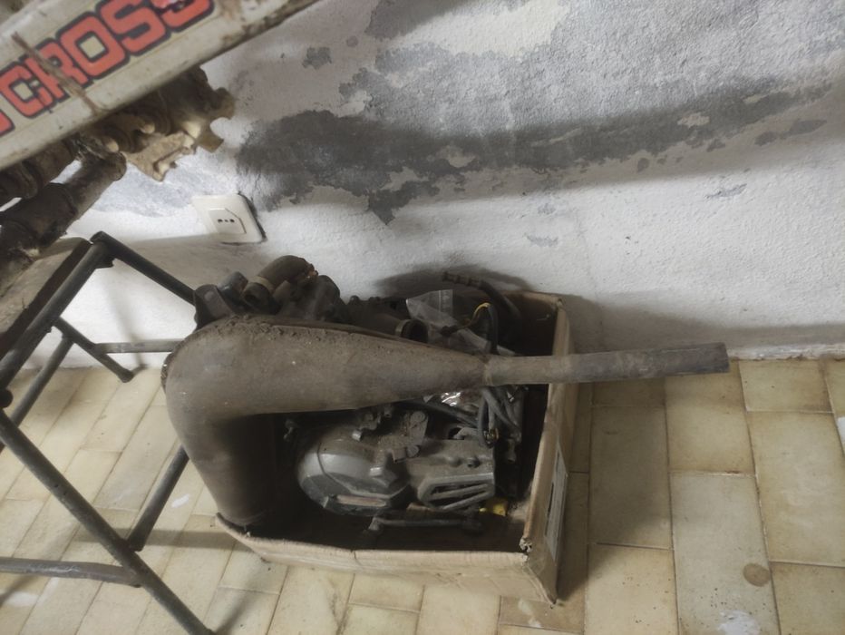 Yamaha DT 50 as peças, com dois motores, sem docs.