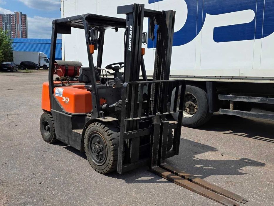 Навантажувач вилковий Doosan D30G газ, в/п 3т, мачта 3,3 м