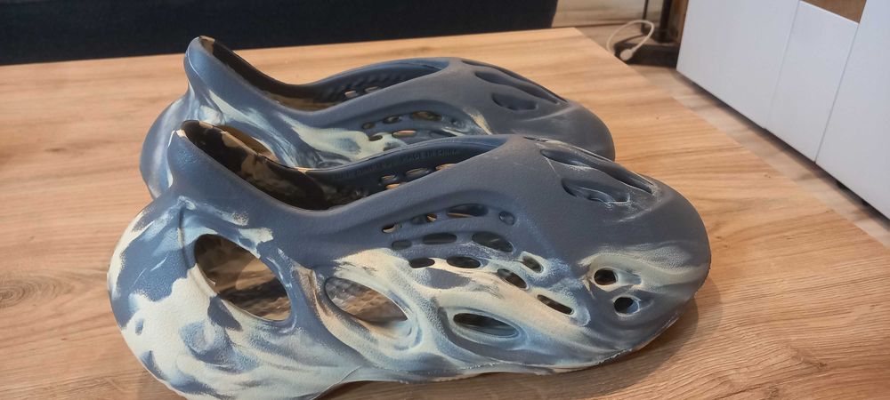 Yezzy foam runner 43