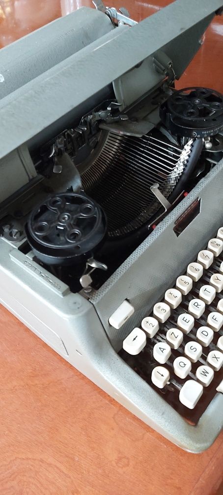 Vendo máquina de escrever antiga a funcionar e em bom estado.