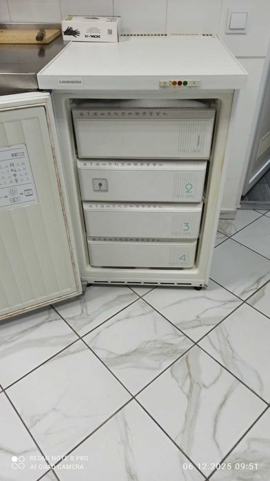 морозильна камера Liebherr на 4 камери.