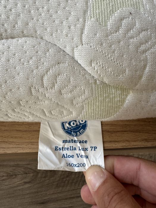 Łóżko - drewniana rama z 7strefowym materacem Aloe Vera Lux 160x200