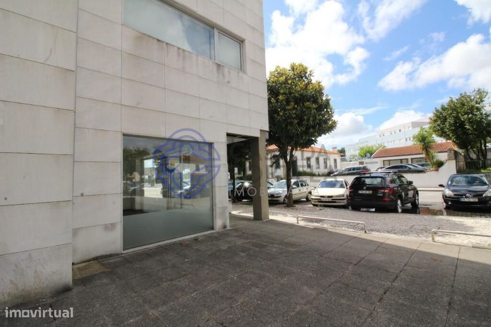 Fantástica Loja, totalmente renovada, em pleno centro da Cidade de Stª