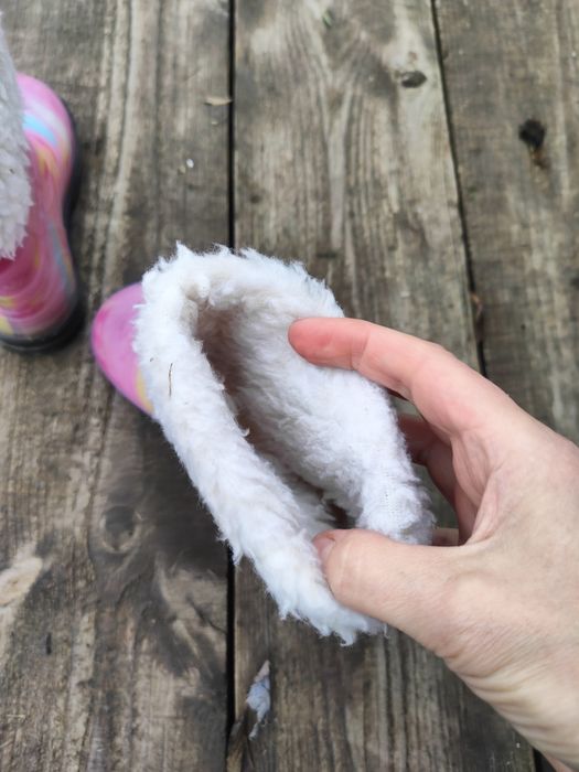 Сапожки резиновые на девочку размер 26.