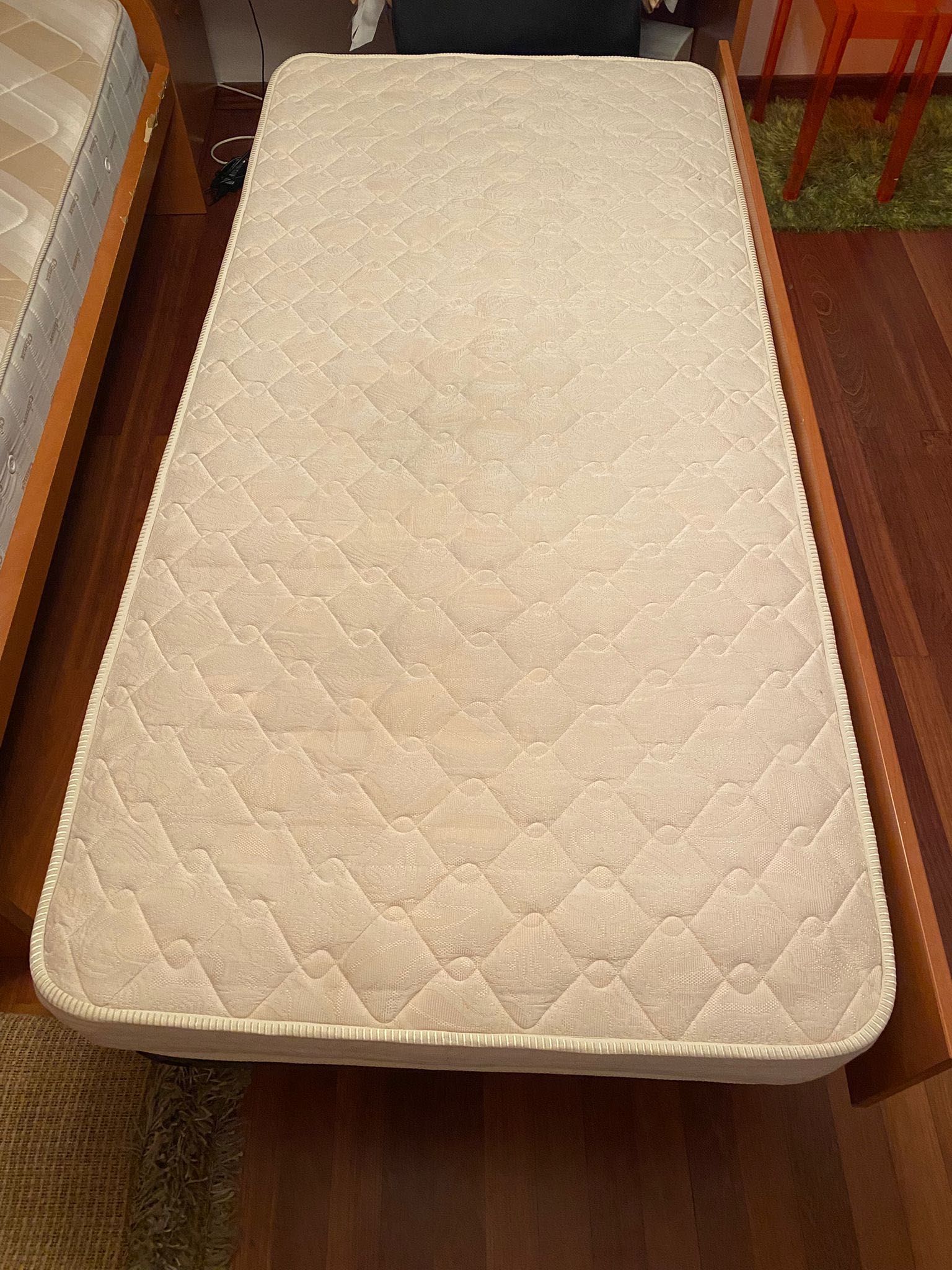 Cama dupla de madeira com gavetão