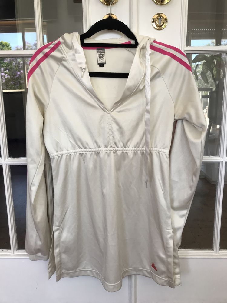 Blusa camisola cetim capuz da Adidas by M.E. Missy Elliott bege e rosa