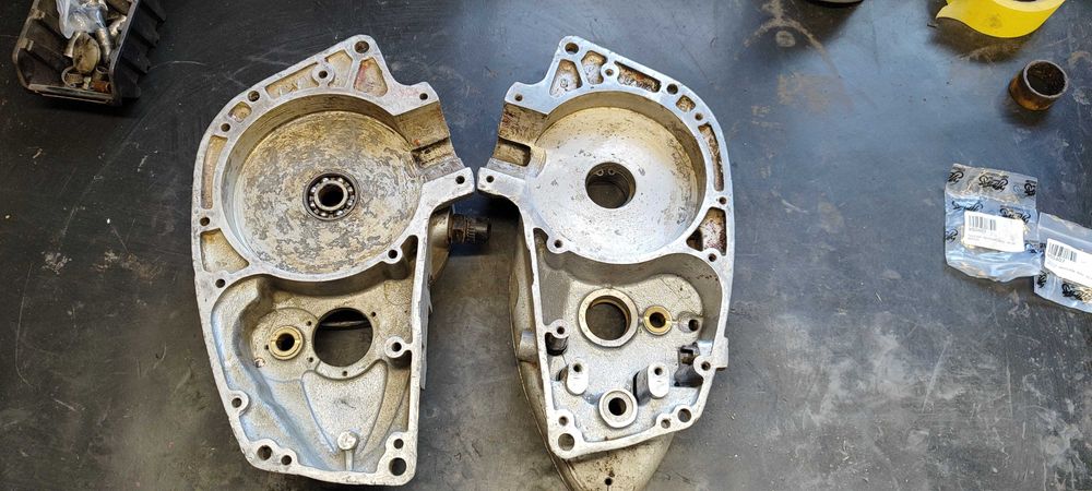 Kartery WSK 125 WFM 125 połówki silnika silnik karter prawy lewy