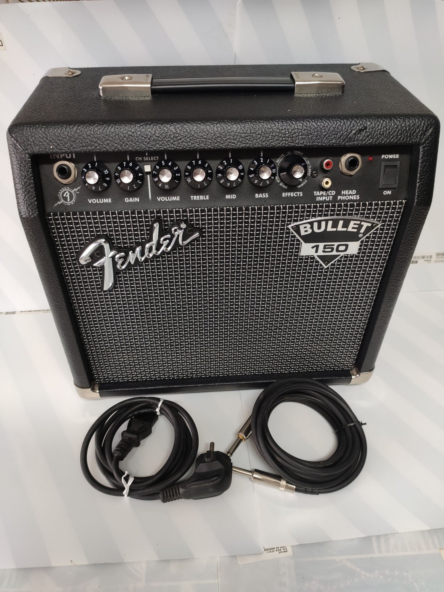 Amplificador de Guitarra Acústica, marca Fender Bullet 150