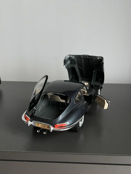 Jaguar e-type 1:18 bburago pudełko