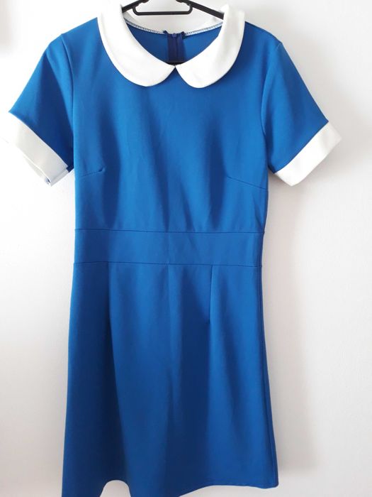 Niebieska sukienka z białym kołnierzykiem 36