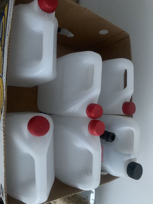 Каністри пластикові.