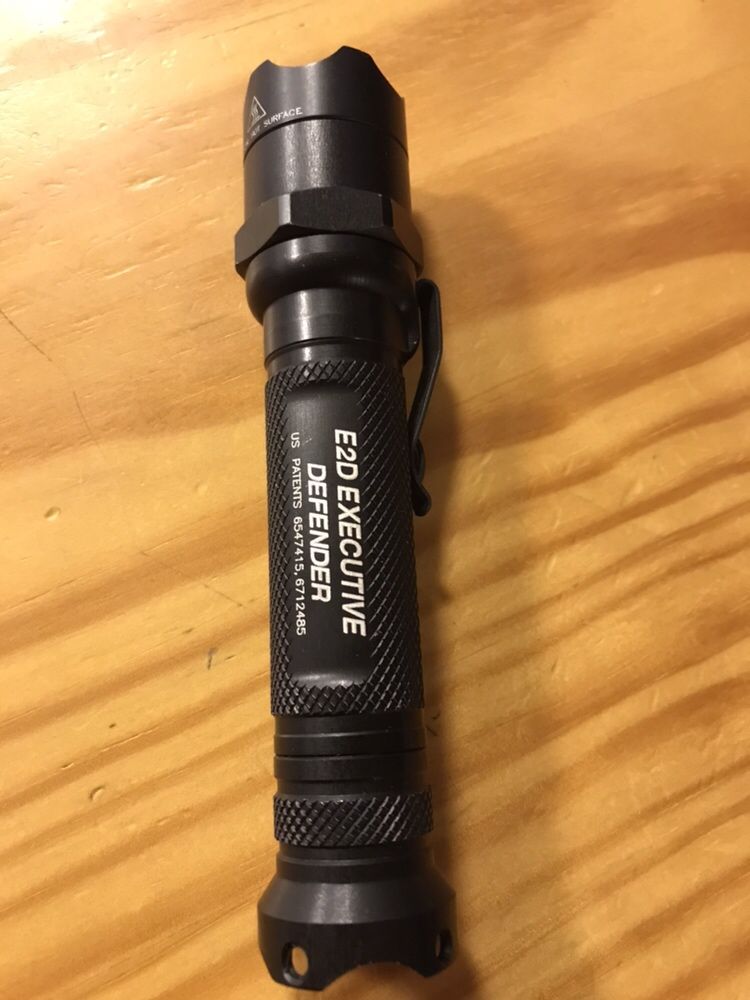 Surefire E2D Defender Lanterna LED 200 LUMEN.