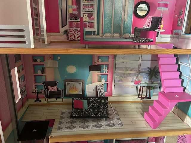 Casa de bonecas com elevador e 3 pisos.