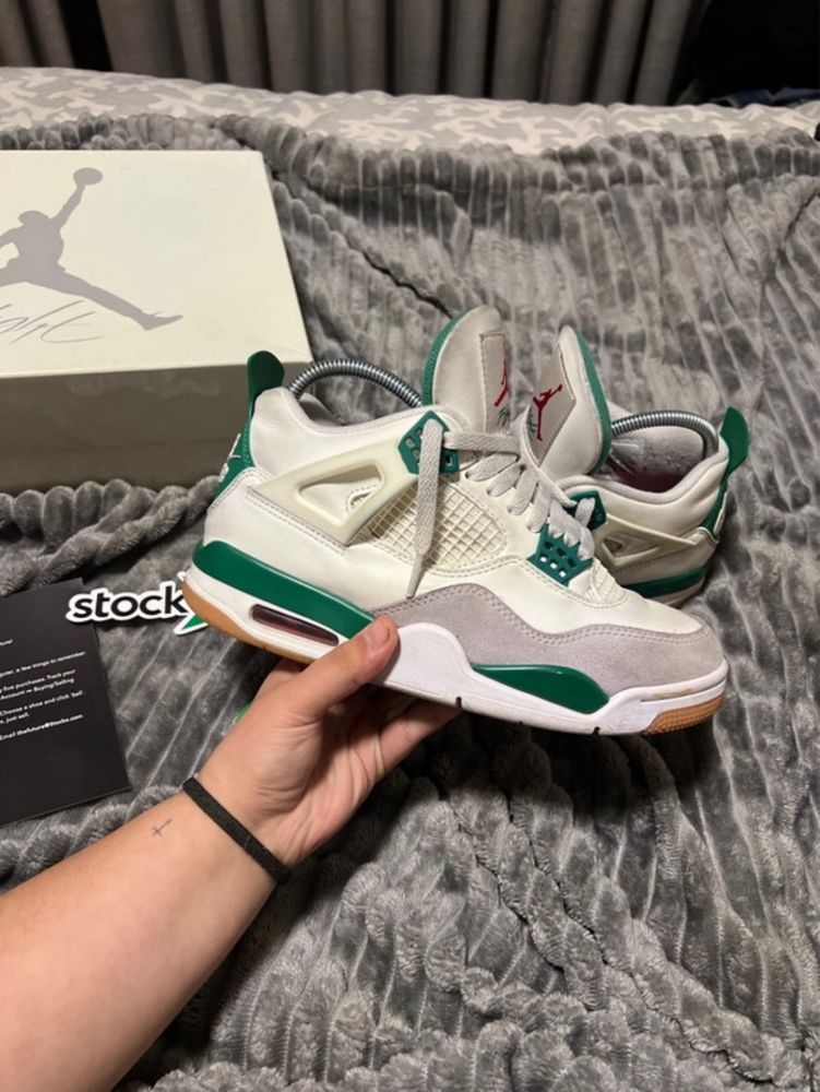 Jordan 4 Retro SB pine green