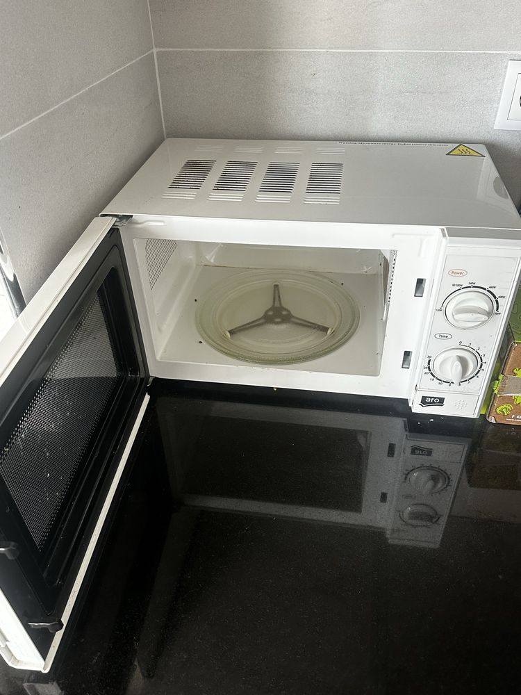 Microondas em bom estado com prato ARO