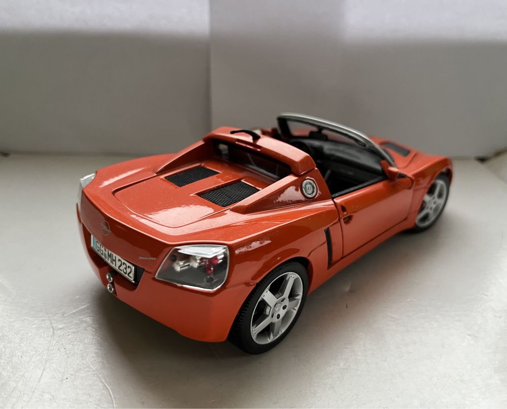 Model samochodu w skali 1:18 Opel Speedster Maisto Norev Bburago