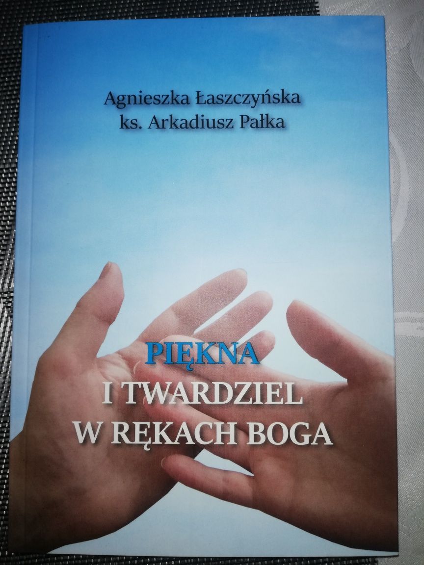 Piękna i twardziel w rękach Boga