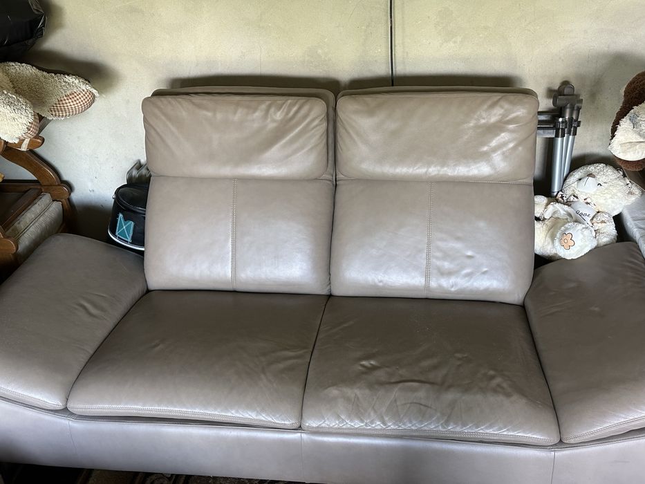 Шкіряний диван.