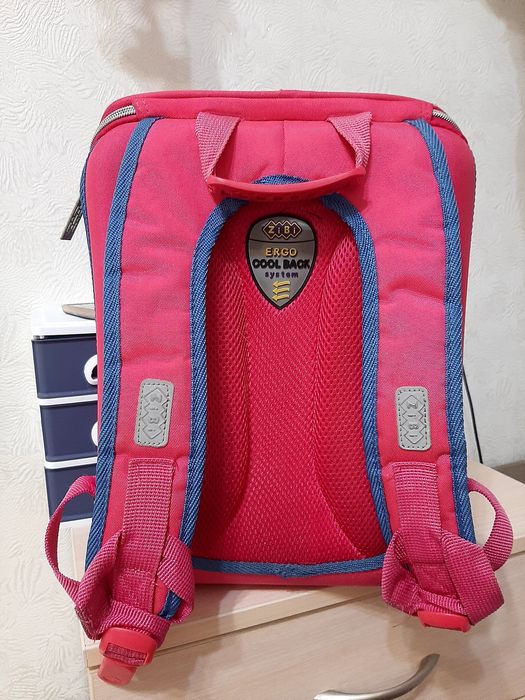 Шкільний рюкзак для дівчинки