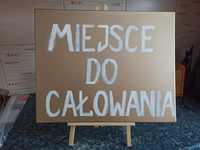 "Miejsce do całowania" - napis na płótnie