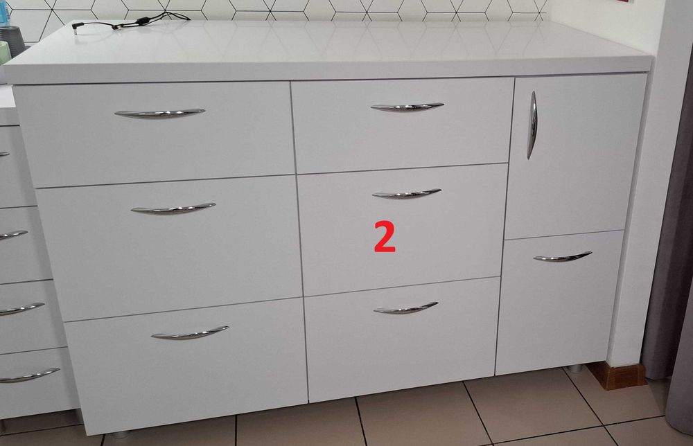 Zestaw mebli + fotel elektryczny do salonu kosmetycznego