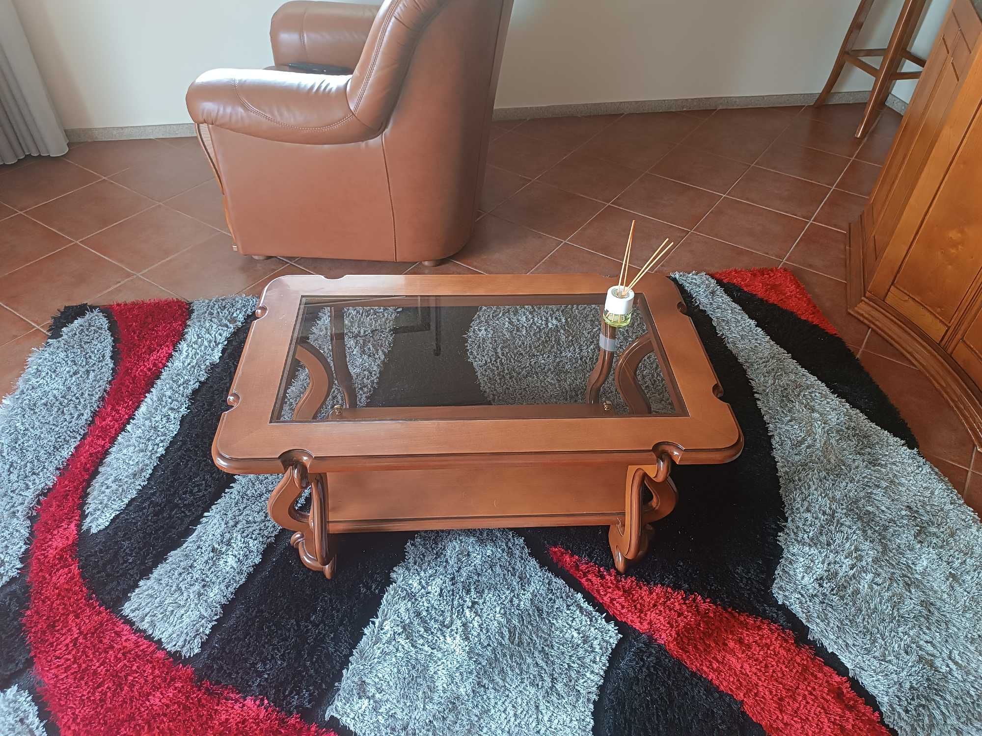 Sala com sofás, bar e móveis