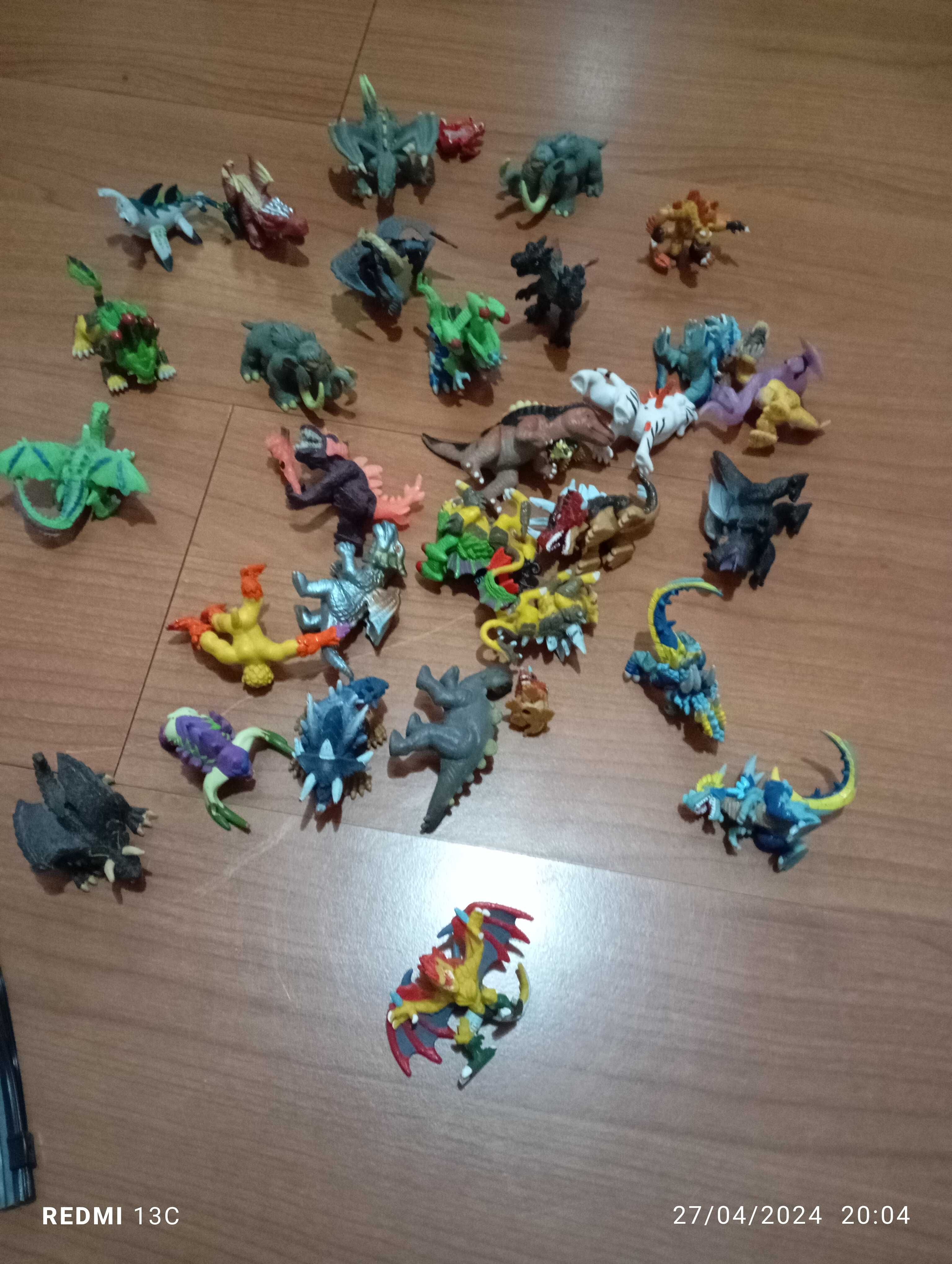 Bonecos dinossauros