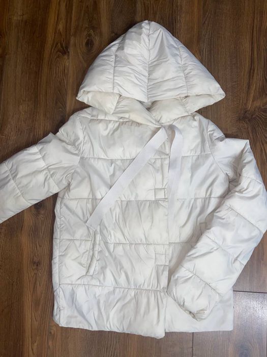 Весняна куртка біла
