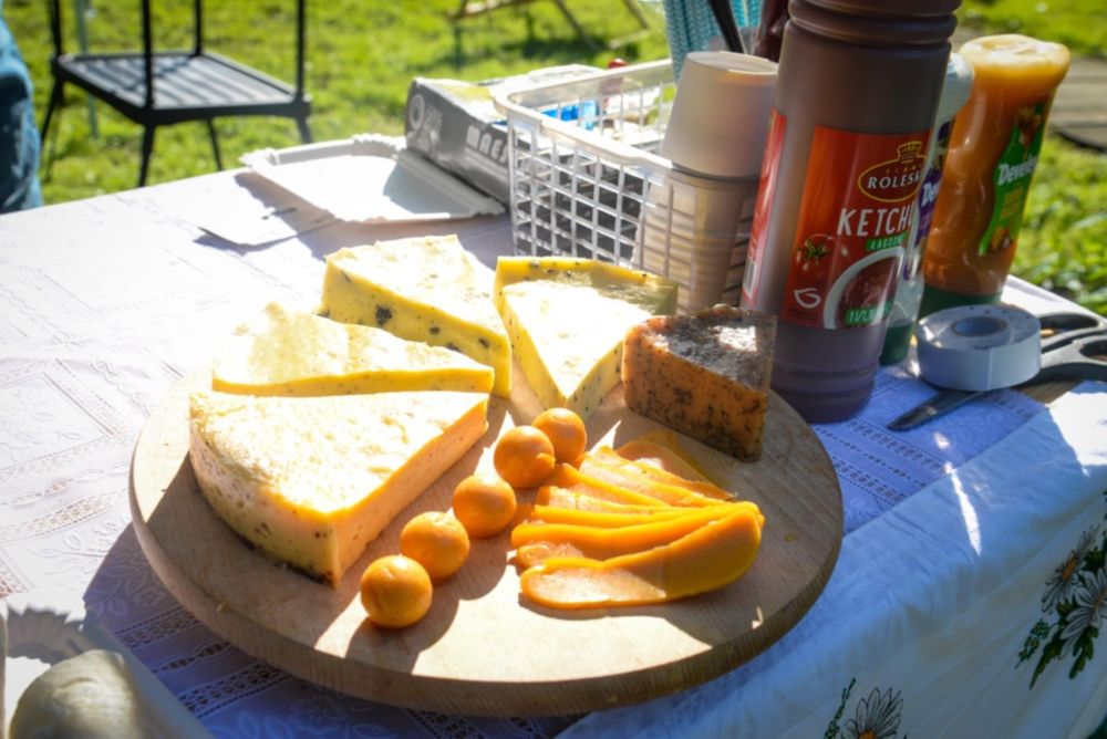 Ser żólty krowi domowy niepodpuszczkowy talerze serowe catering