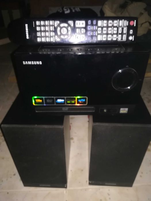 Vendo dois leitores DVD mais 2sacos de cds marca Samsung e Sony