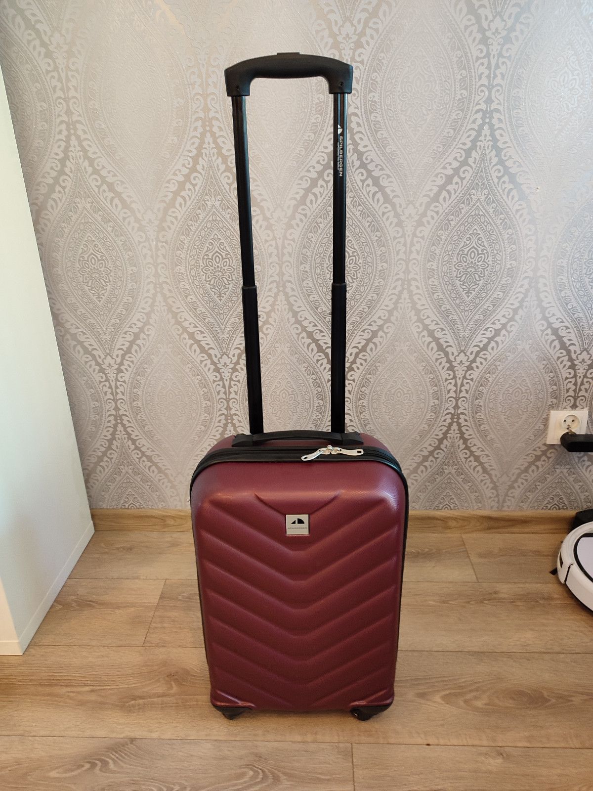 Nowa bordowa walizka podróżna