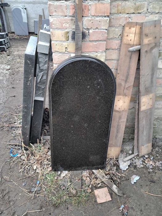 Гранитные памятники из гранита на могилу изготовление Бышев и рядом