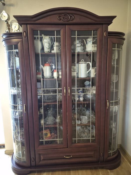 Witryna z narożnikami zaokragowanymi bardzo dobrej jakości.