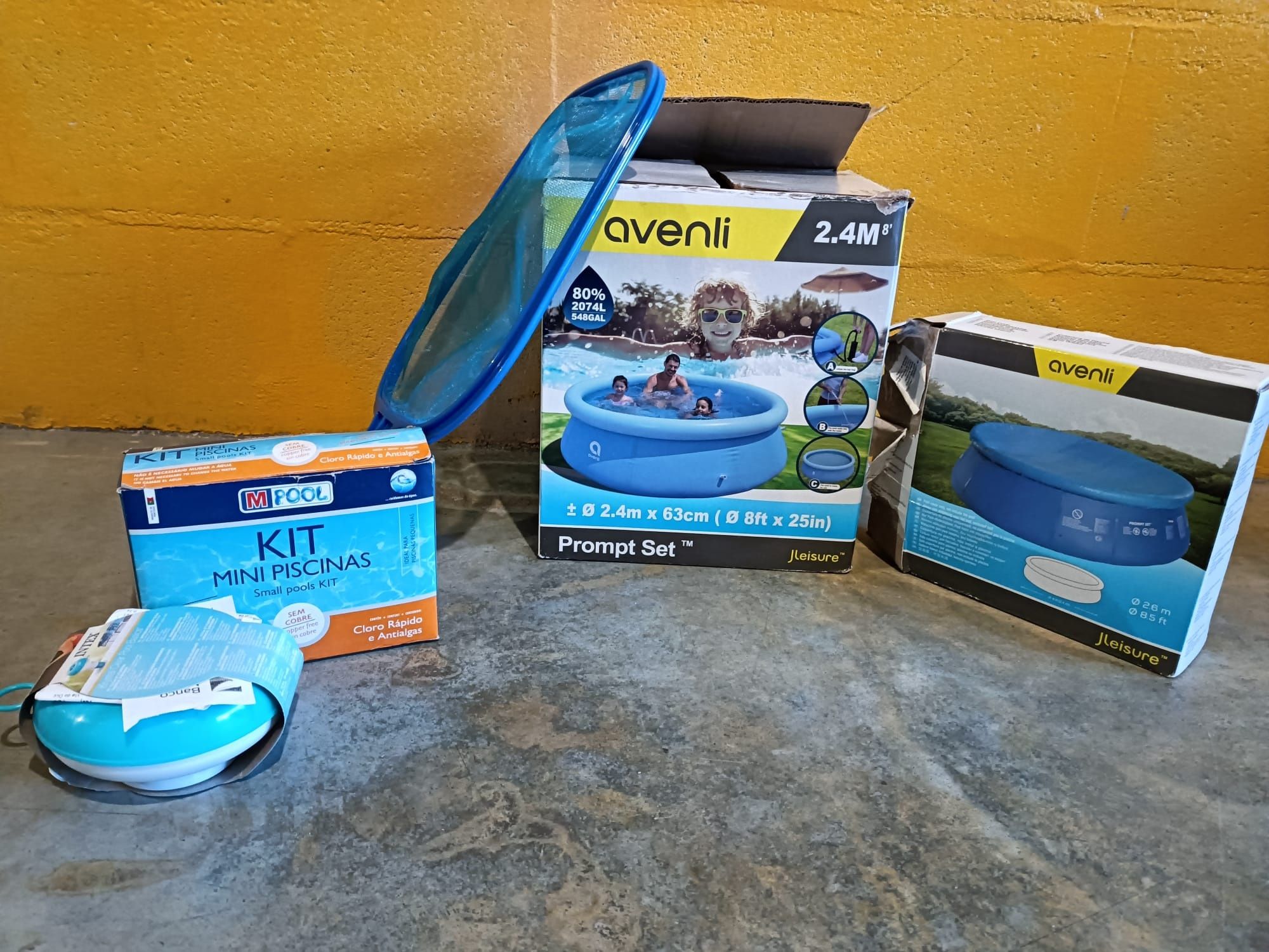 Piscina com a respectiva cobertura mais kit