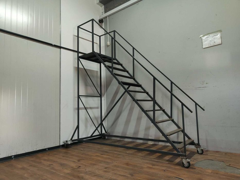 Drabina na magazyn,na kółkach, jezdna, platforma, podest, pomost