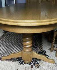 Stół drewniany z ozdobnymi nogami