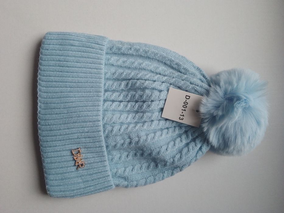 Czapka damska z pomponem