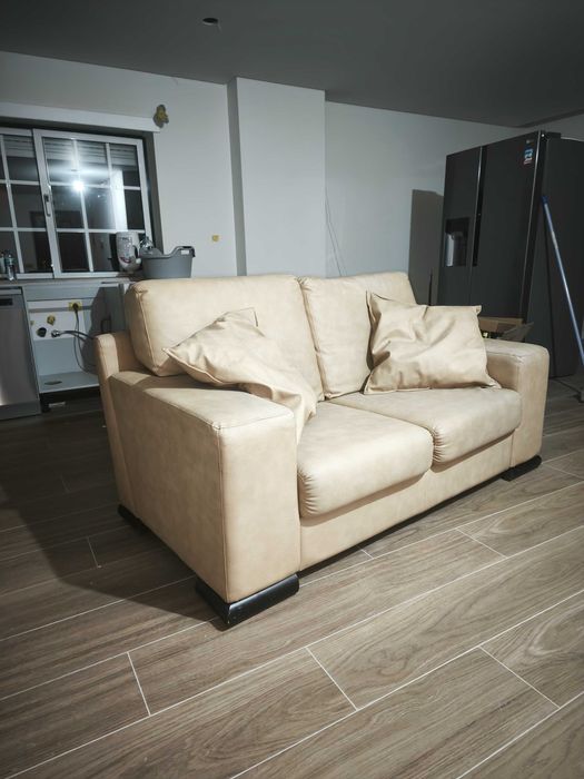 Sofá em napa e emótimo estado com duas almofadas