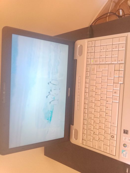 toshiba satelite
4 gb ram 
w10 
autonomia 1h30