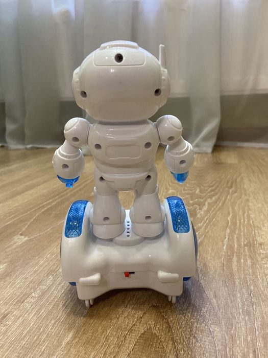 Робот, на батарейках , їздить , світиться , говорить фразу.