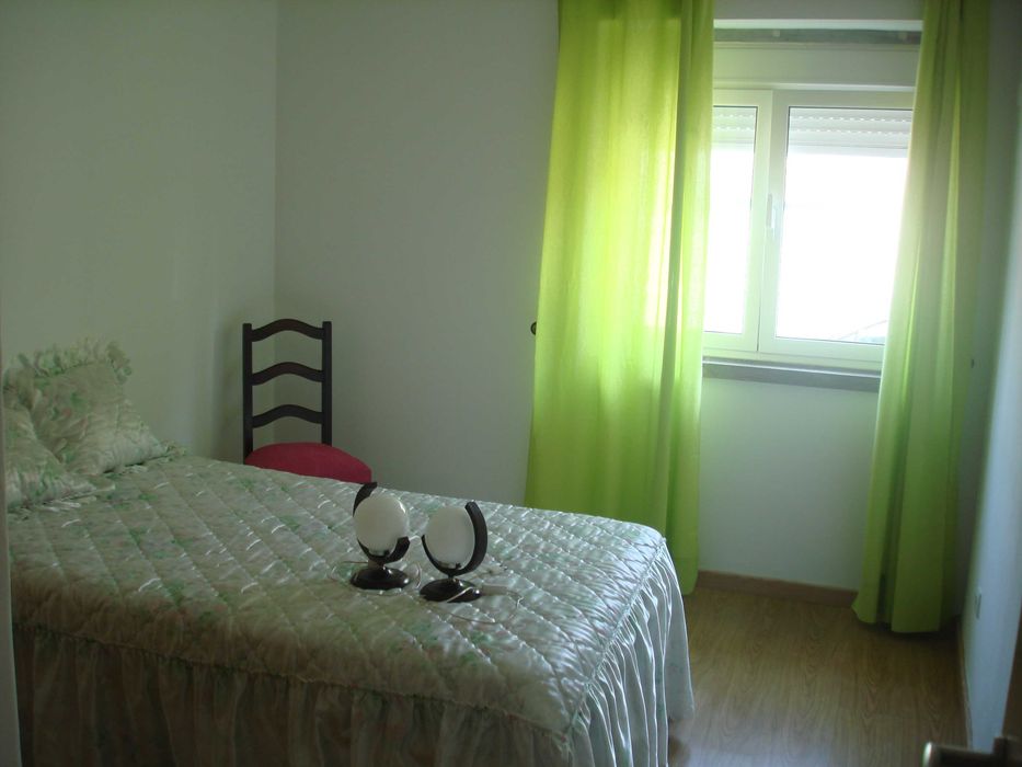 candeeiros, cortinado e cadeira