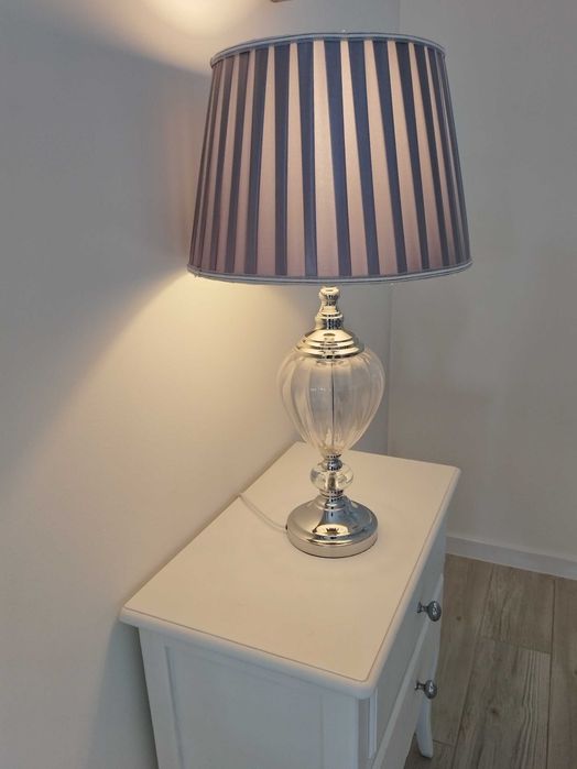Lampka stołowa elegancka