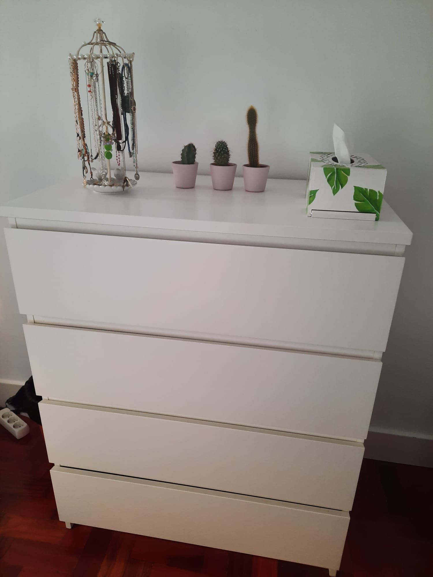 Malm cómoda com 4 gavetas IKEA