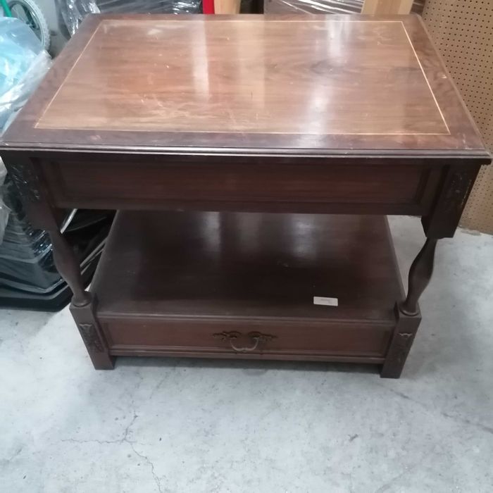 Mesa em nogueira para TV