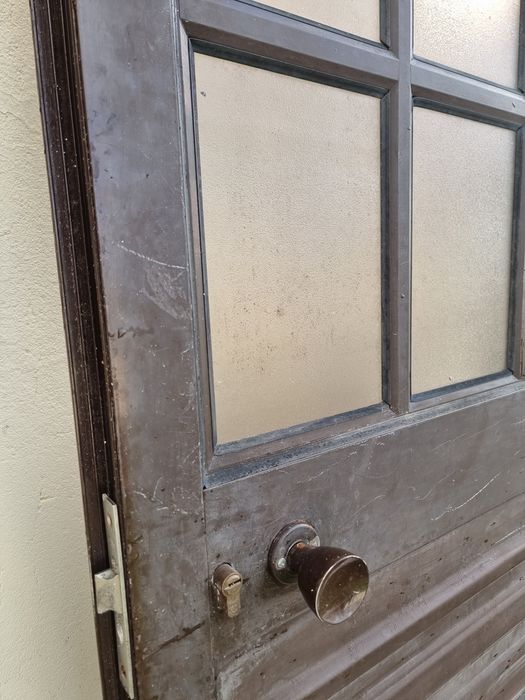 Porta alunio castanho