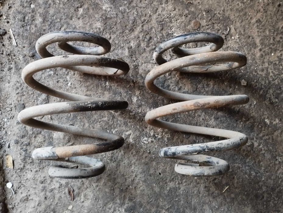 Пружини (автомобільні) 4 шт.