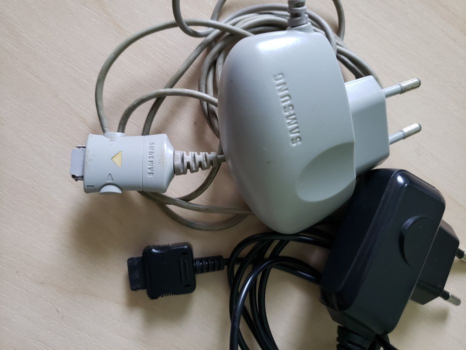 Зарядки,блок живлення,шнур HDMI,кабель,розетка до інтернету,кабель