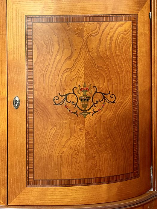 Aparador Neoclássico em Madeira de Nogueira – Elegância e Qualidade