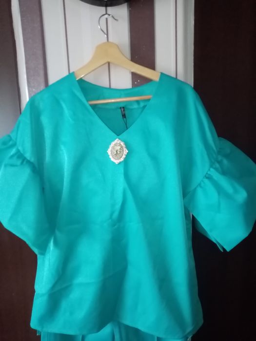 Костюм двойка з оригінальною брошкою